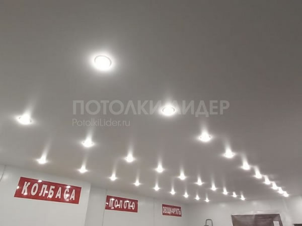 Натяжной потолок с точечными встроенными светильниками – Фото 3
