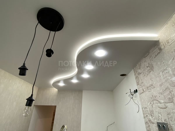 Двухуровневый натяжной потолок современный с подсветкой, на кухню  – Фото 1