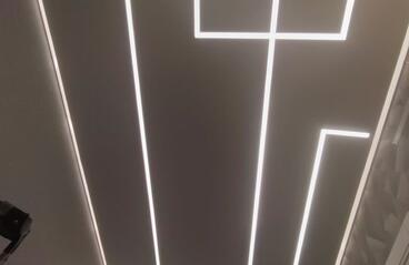 16.11.2023 - Затейливые световые линии на контурном потолке - Фотографии
