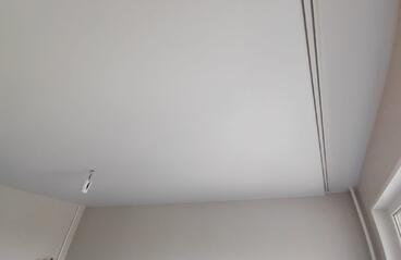 13.06.2023 - Натяжные потолки Bauf соскрытым карнизом на двухрядной гардине - Фотографии