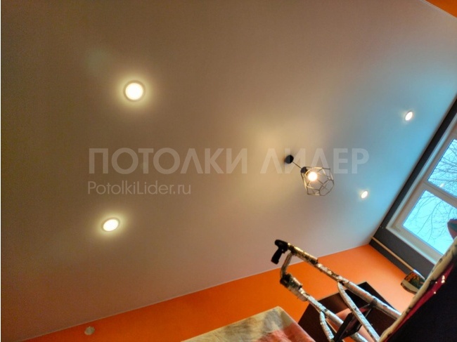 25.03.2023 - Натяжной потолок с люстрой и светильниками в гостиной