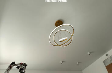 23.07.2023 - Ещё один простой натяжной потолок с люстрой и светильниками - Фотографии