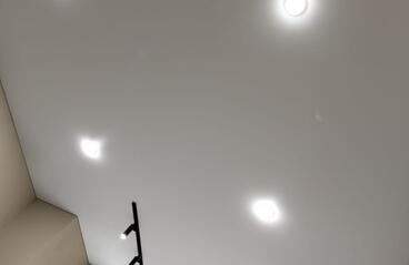 23.03.2023 - Белый-матовый натяжной потолок с трек-системой - Фотографии