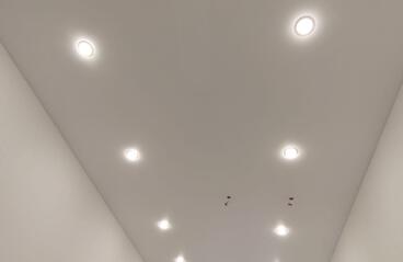 21.10.2023 - Белый-матовый натяжной потолок со скрытым карнизом (с перегибом) - Фотографии