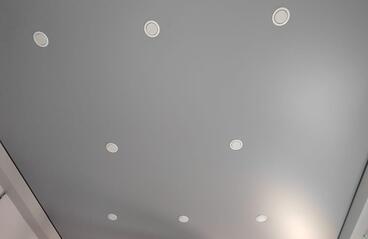 25.10.2023 - Цветной потолок (m55) с чёрной маскировочной лентой на кухню - Фотографии