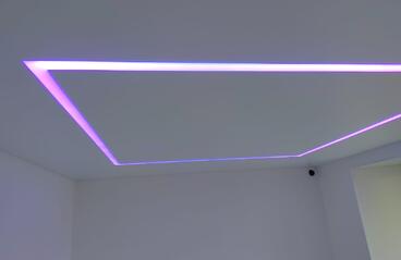 20.11.2023 - Квадрат из световой линии на натяжном потолке в спальной комнате - Фотографии