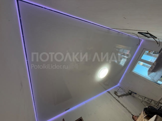 29.05.2026 - Глянцевый натяжной потолок с парящей RGB-подсветкой