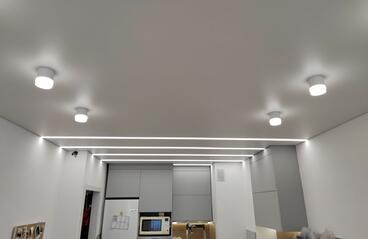 29.03.2023 - Матовый натяжной потолок со световыми линиями и теневым примыканием к стенам - Фотографии