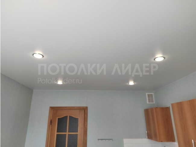 08.04.2023 - Кухня со светильниками и гардиной. Потолок MSD Classic