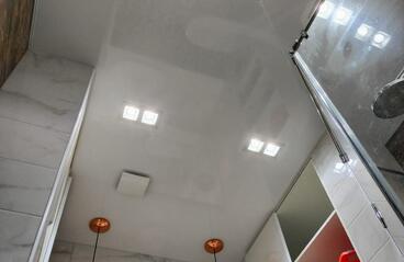 27.03.2023 - Глянцевый натяжной потолок в санузле с квадратными светильниками - Фотографии