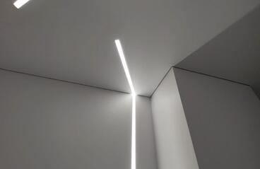 03.09.2023 - Световые линии на потолке, совмещены с заранее сделанными световыми линиями на стенах - Фотографии