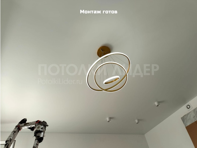 23.07.2023 - Ещё один простой натяжной потолок с люстрой и светильниками