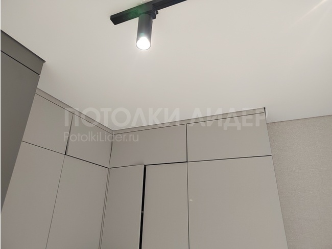 23.02.2023 - Кухня - идеальное теневое примыкание натяжного потолка, исполнено на профиле «Бизон»