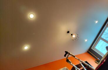 25.03.2023 - Натяжной потолок с люстрой и светильниками в гостиной - Фотографии