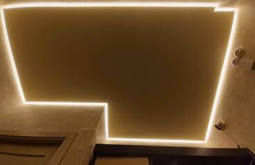 02.04.2023 - Матовый натяжной потолок на кухне - парящая подсветка - Фотографии