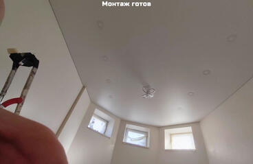 18.05.2023 - Простой белый матовый потолок с точечными светильниками и люстрой - Фотографии