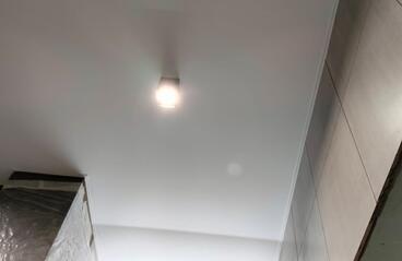 02.05.2023 - Квадратные накладные светильники на натяжном потолке - Фотографии
