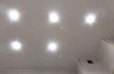 15.04.2024 - Простой белый-матовый натяжной потолок со светильниками в санузле - Фотографии