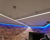 02.10.2020 - Натяжной потолок со световыми линиями и парящей подсветкой на стене с кирпичиками - Фото №5