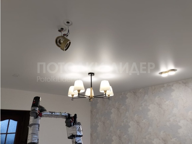 14.01.2023 - Красивая люстра и двойные встраиваемые точечные светильники на белом матовом натяжном потолке
