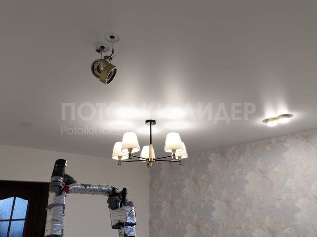 14.01.2023 - Красивая люстра и двойные встраиваемые точечные светильники на белом матовом натяжном потолке