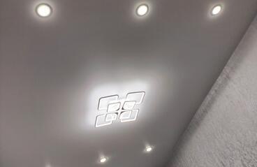 21.07.2023 - Натяжной потолок с люстрой и светильниками - Фотографии