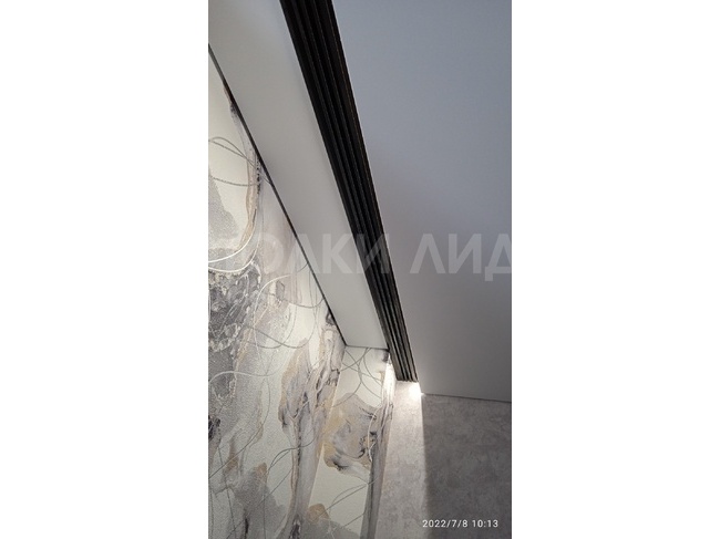 08.08.2022 - Чёрная гардина для штор в натяжном потолке с подсветкой. Сочетание с парящим и теневым потолком.