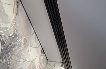 08.08.2022 - Чёрная гардина для штор в натяжном потолке с подсветкой. Сочетание с парящим и теневым потолком. - Фотографии