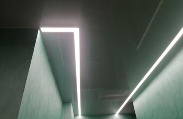 22.05.2022 - Замена старого потолка на новый - глянцевый со световыми линиями в коридоре - Фотографии