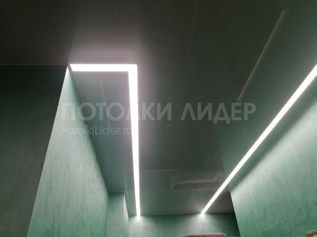 22.05.2022 - Замена старого потолка на новый - глянцевый со световыми линиями в коридоре