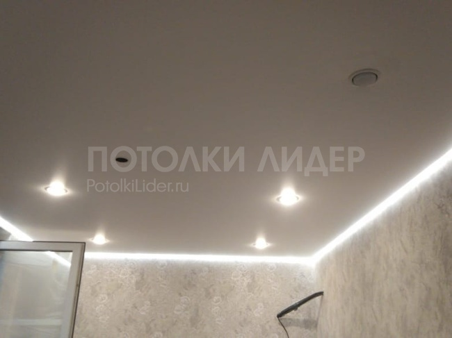 07.10.2019 - Парящий натяжной потолок с точечными светильниками
