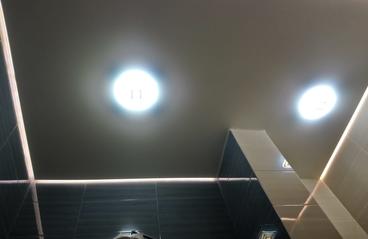 03.12.2019 - Парящий потолок с точечными светильниками в санузле - Фотографии