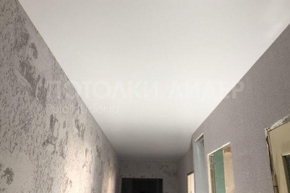 Матовый потолок в коридоре - после