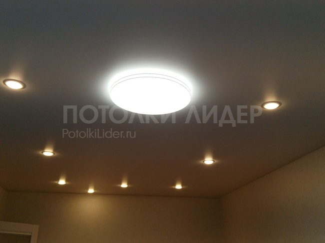 31.10.2020 - Натяжной потолок белый-глянцевый с точечными светильниками и люстрой