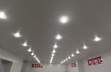 03.12.2020 - Много точечных светильников в помещении магазина - Фотографии