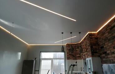 30.05.2022 - Парящий натяжной потолок со световыми линиями и скрытым карнизом - установка в кухне-гостиной - Фотографии
