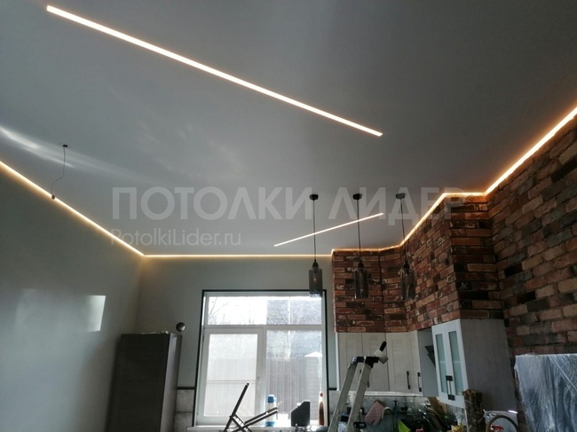 30.05.2022 - Парящий натяжной потолок со световыми линиями и скрытым карнизом - установка в кухне-гостиной