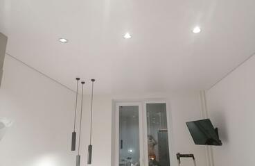 24.05.2022 - Теневой натяжной потолок со светильниками: точечными и на подвесах - Фотографии