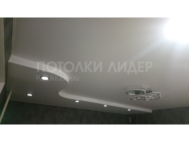 02.04.2020 - Двухуровневый потолок со светильниками и люстрой