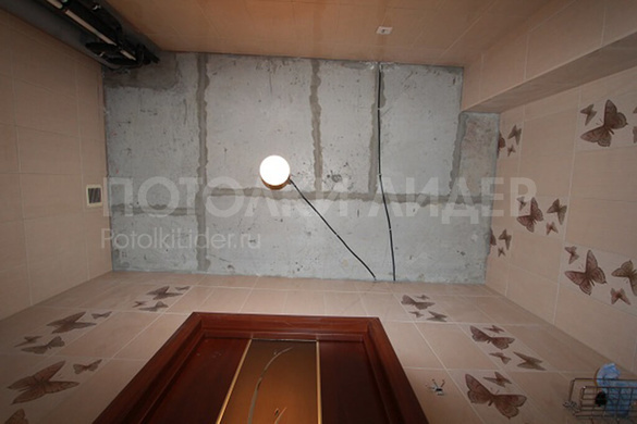 Глянцевый натяжной потолок с фотопечатью в туалете - до