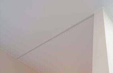 28.05.2022 - Новинка. Натяжной потолок со встроенным в уровень карнизом для штор - Фотографии