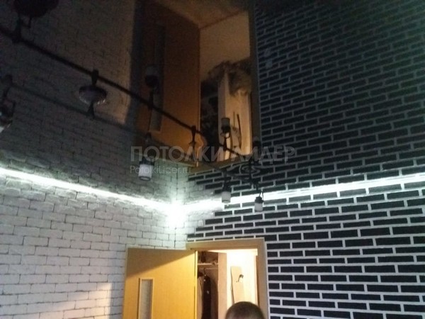 Чёрный глянцевый натяжной потолок с парящей подсветкой и трек системой
