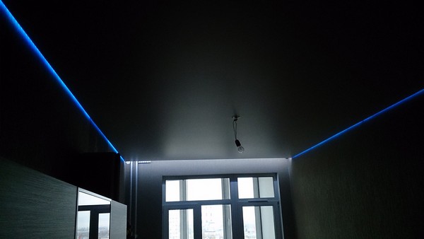 Чёрный матовый натяжной потолок с парящей подсветкой