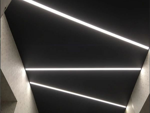 Чёрный, матовый натяжной потолок со световыми линиями