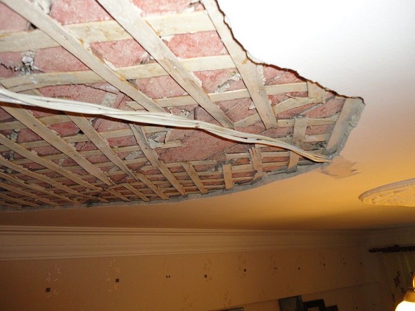 Потолок с деревянными перекрытиями - осыпалась штукатурка - как подготовиться к монтажу натяжных потолков?