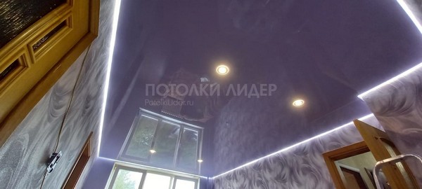 Глянцевый натяжной потолок с парящей подсветкой в большой комнате