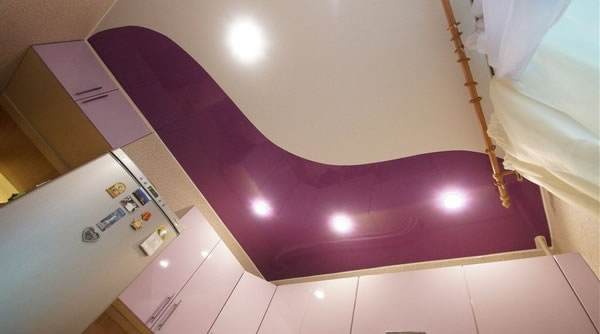 Спайка двух разноцветных потолков волной для абособления кухни