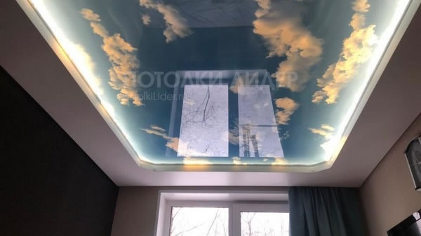 Запотолочная подсветка  глянцевого натяжного потолка с фотопечатью