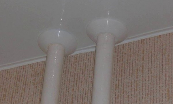 Обвод для труб - грибок (На фото запечатлён ПВХ потолок, но смысл тот же)