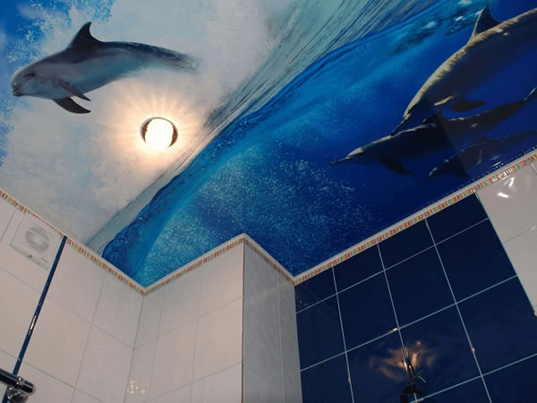 Натяжной потолок в ванной с фотопечатью - дельфины прыгают из воды